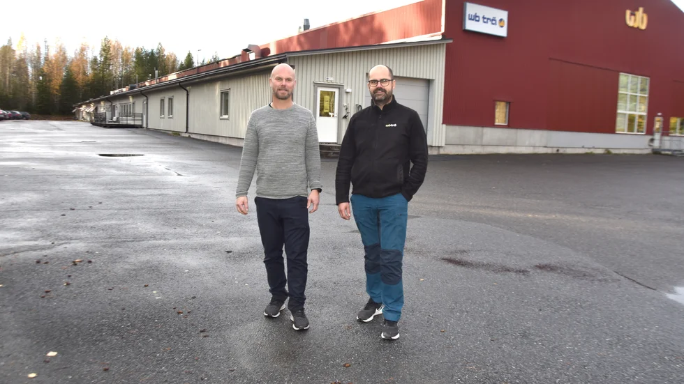 På WB Trä som fyller 25 år har ungefär tio miljoner kronor investerats de fem senaste åren. Ägarduon Mattias Jonsson (t v) och Andreas Eriksson ser optimistiskt på framtiden för specialsnickeriet.