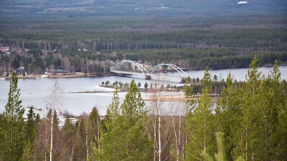 I älven. Arctic Bath planeras ligga just nedanför bron mellan Harads och Bodträskfors.
