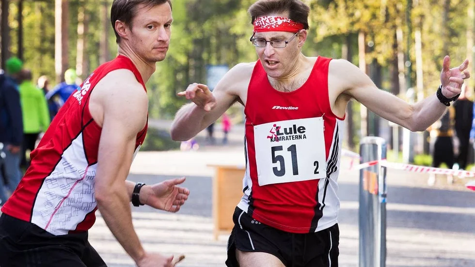 Stafett. Peter Larson (vänster) och Kenneth Bomans Lulekamraterna blev segrare i Kamratstafetten.