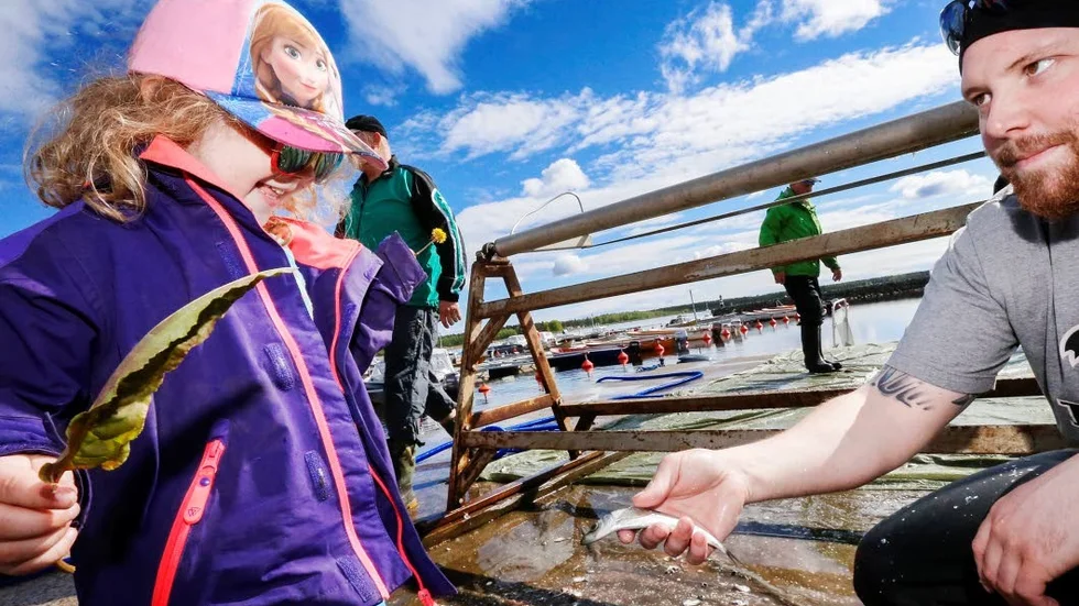 Skeptisk. Agnes Ahlqvist är inte så förtjust i den slemmiga fisken som pappa Tobias Ahlqvist håller i.