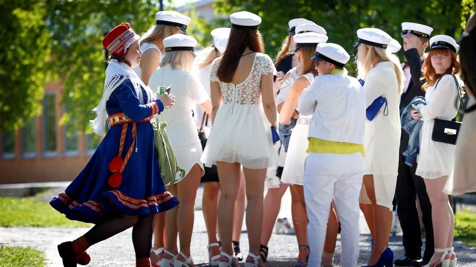 Fest. Kostymer, vita klänningar och koltar. Alla hade klätt upp sig student-dagen till ära.