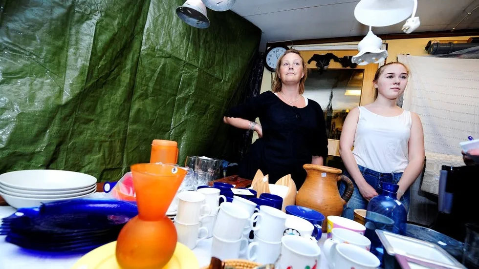 Öppet garage. Annika och Elin Seger hörde till dem som öppnat sitt garage för hugade loppiskunder.