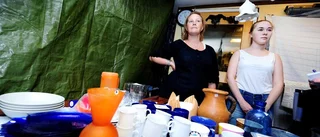 En hel gata med loppisfynd