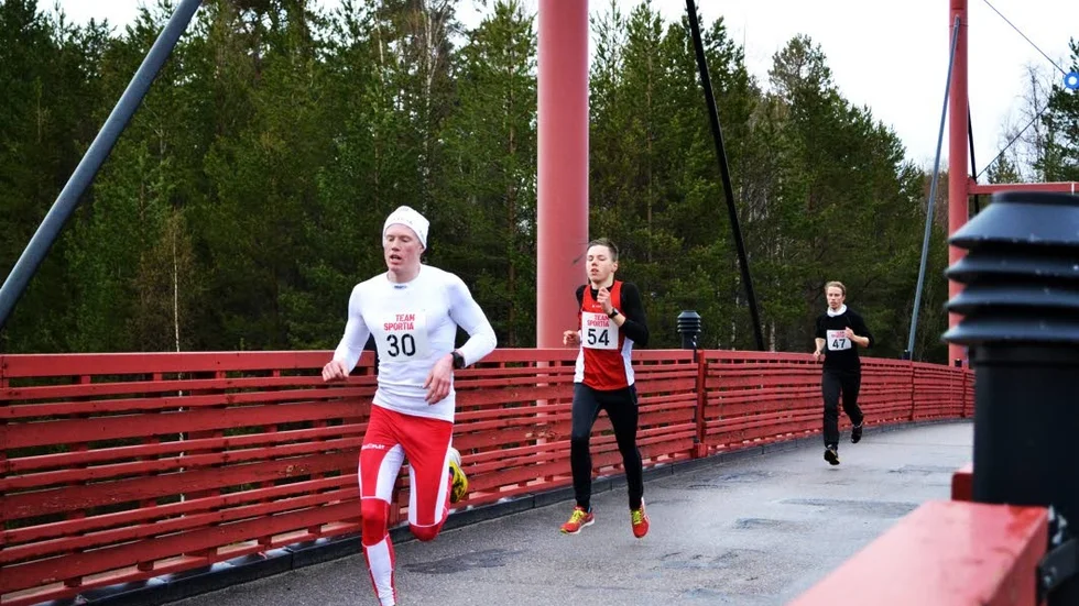 Premiärseger. Simon Öberg (till vänster), Kalix SK, vann Strandruset på tiden 34.44.