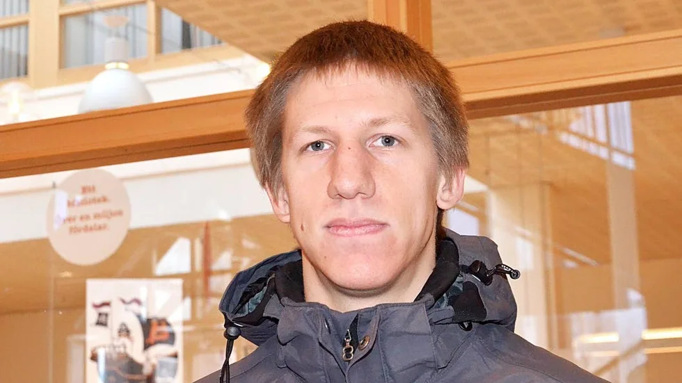 En hjälpande hand. Kalixspelaren Lars Juntti hjälpte sin lagkamrat Freddy Kwizera med hjärt- och lungräddning.