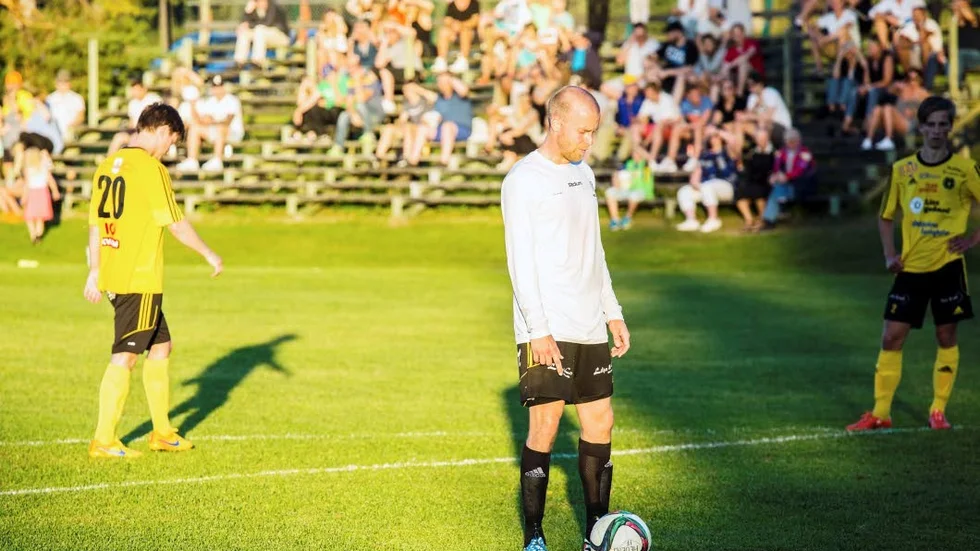 På punkten. Sven Eriksson Sundström som tog över kaptensbindeln i Notas efter att Daniel Engberg fått kliva av med ont knä, lade enkelt in straffen som blev matchens första mål.