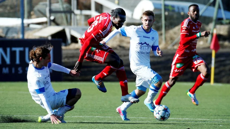 Radarpar. Piteås offensiva duo Tetteh Komey och Uchenna Ikes (bakgrunden) låg bakom segern mot Carlstad.