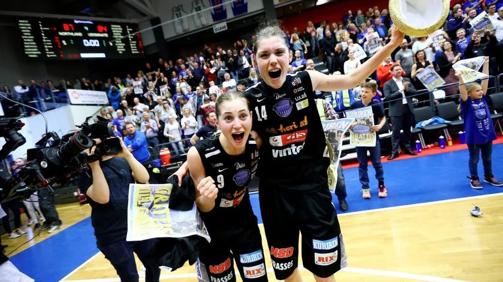 Guldduo. Stålvant och landslagskompisen Josefin Vesterberg firar SM i våras.