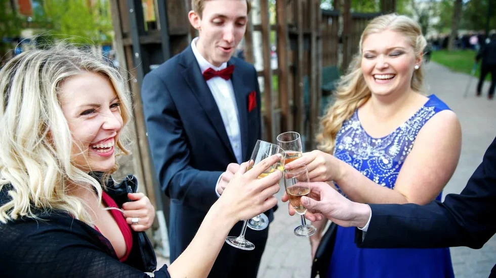 Skål. Lisa Jaako, Olle Karlsson och Josefin Hellberg, skålar för studenten.