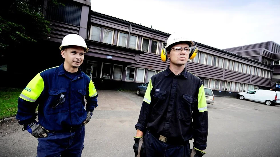 Ska hålla.  Daniel Westerlund och Björn Karlsson jobbar mot klockan.