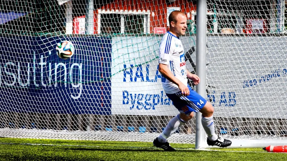 Hattrick. Tomas Eriksson gjorde processen med Kiruna kort genom två snabba mål – och till sist avrundade han det med ett tredje.