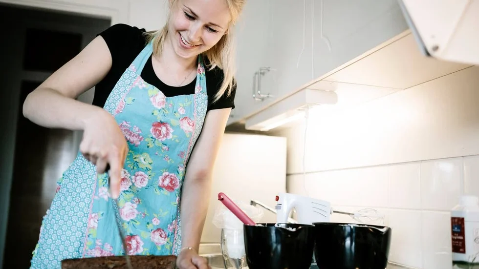Hemma hos 20-åriga Elin Aunes saknas det sällan fikabröd till kaffet. Hon experimenterar och hittar på egna recept som hon sedan publicerar på sin blogg Elins kitchen.Foto: Erik Simander