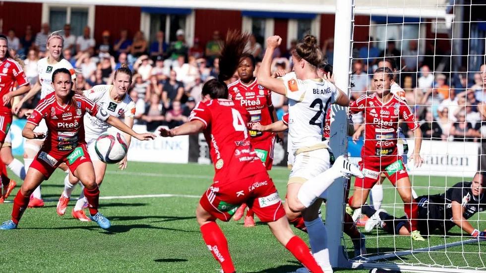 Händelserikt. Inledningen på matchen blev dramatisk. Här är det Rosengård som trycker på för ett ledningsmål, men Emilia Appelqvist rensar vid det tillfället.