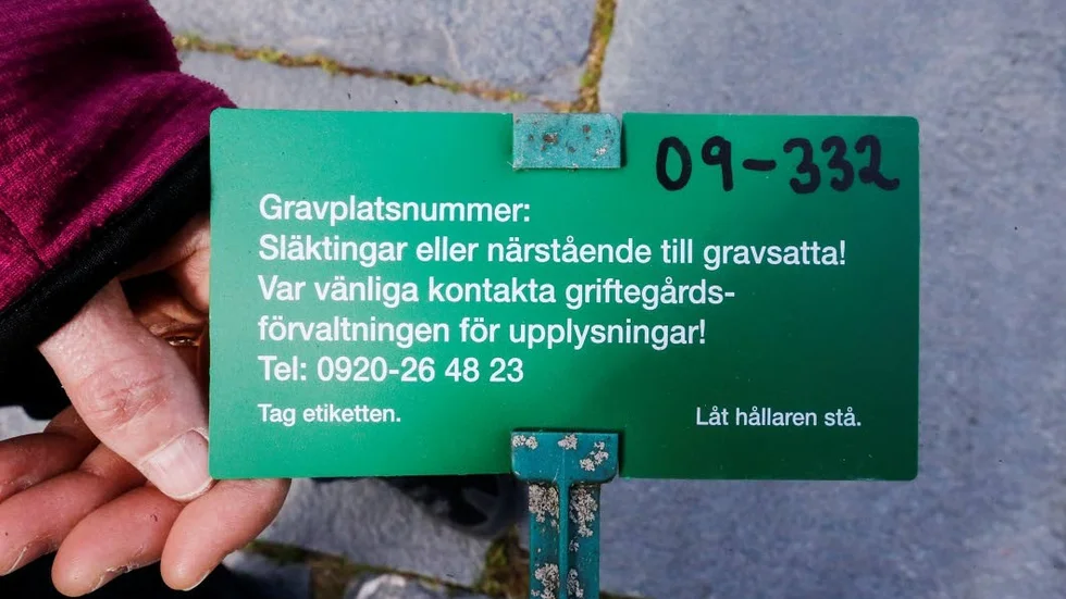 Information. På den lilla gröna skylten står det att kyrkogårdsförvaltningen söker efter gravrättsägaren.