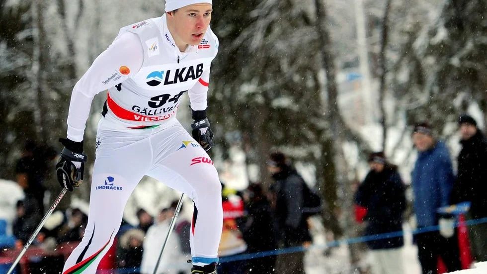 Vinst utan skidor. Under vinterhalvåret tävlar Mikael Norberg för Piteå Elit i skidor.