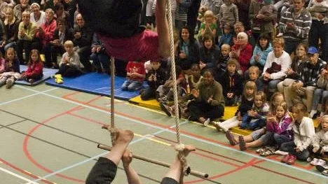 Cirkuskonster i trapetsen. Matilda Lindström och Pernilla Byström har gått cirkusskola, i går var det avslutning med föreställning inför stor publik.