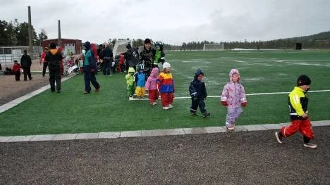 Efter loppet gick man i samlad tropp tillbaka till förskolan för att fika. Vädret satte stopp för utomhusservering.