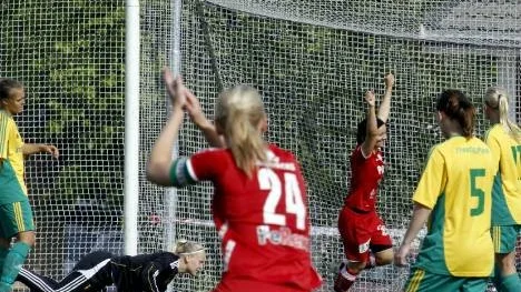 June Pedersen jublar efter att ha nickat in 1-0 till Piteå mot Bollstanäs. Det var inledningen till rena målfesten på LF Arena.