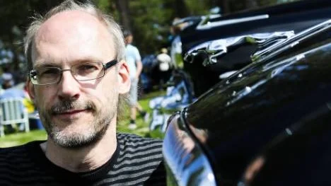 "En Jaguar bland hermelinerna", säger Keith Sivenbring från Arvidsjaur. Han ställde ut sin Jaguar XJ8 Daimler Vanden Plas. "Det är mycket fokus på jänkar bilar, det är kul att ställa ut något brittiskt".
