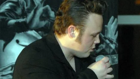 "Gomorron mina damer och gonatt mina herrar", Emil Sundberg kan inte bara sjunga Elvis. Han kan snacka också.