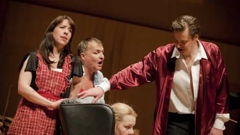Marianne Fjeld-Olsen, Ulrik Qvale, Jurgita Adamonyte och Peter Mattei lever sig in i sina roller.