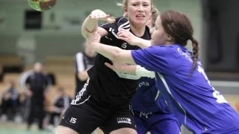 Hårt trängd, men Lillpites Sofia Simonsson får ändå iväg ett skott i matchen mot Sundsvall. Sofia svarade för sex mål och Lillpite vann med hela 29-15.