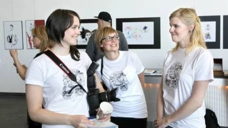 Idel glädje hos trion Hanna Lundström, Greta Wimander och Johanna Wiklund. Hanna och Johanna är studenter och företagare och Greta Wimander (mitten) är affärscoach.