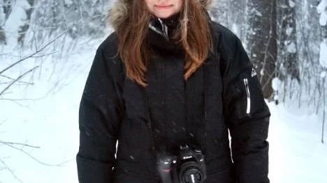 Femtonåriga Elin Wiklund ute på fototur i det kalla vädret.