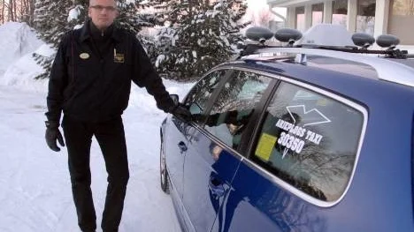 Bengt-Erik Lindgren, vd för Arjeplogs taxi ser hur den ekonomiska snaran dras åt. Nu kan inte taxi erbjuda nattskjuts längre.
