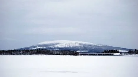 På håll ser det lovande ut för skidpremiären på Galtis.