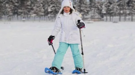 Julia Koch, 7 år, från Tyskland ger sig ut på is med snöskor för första gången.