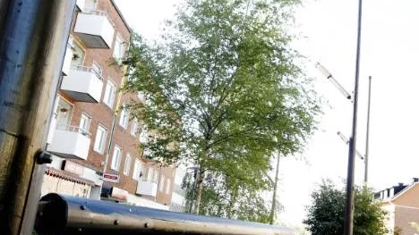 Uddmansgatan bär tydliga spår från den tid då sjöfartshandeln gav karaktär åt stadsbilden. Här skymtar de höga masterna med segel.
