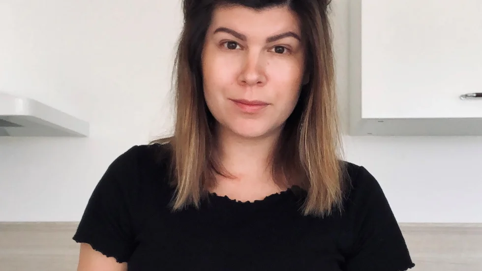 "Min mamma brukar inte vara uppe mer än två timmar i taget. Nu tog det elva timmar från det att hon for hemifrån i Kiruna tills hon var tillbaka hemma igen, varav nästan fem timmars väntan i ett stängt sjukhus i Gällivare", säger Evelina Eriksson.




