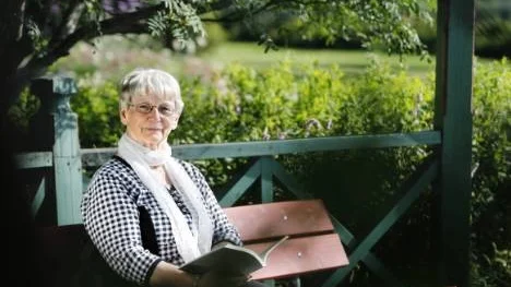 "Jag har skrivit boken för att en gång för alla berätta hur det var när Moses och jag träffades", säger Eivor Jele som hjälper till på Kyrkcenter med svenska för invandrare, samt i sjukhuskyrkan, när hon inte pendlar till maken i Sydafrika eller barnbarnen i Sjulnäs.