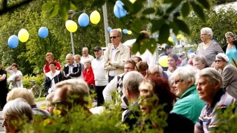 Efter tal och underhållning väntade god mat, kaffe och tårta för de många bybor som kom till festen.