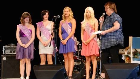 Nervösa blickar. Britt-Marie Marklund ska strax avslöja vem som har vunnit årets omröstning av Silverflickan. Från vänster: Maja Holmlund, Linda Wiklund, Sara Skum och Joanna Löfbom.