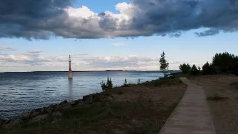 Besök i Klubbviken utanför Luleå på midsommardagen. Det var ganska intressanta moln ut mot havet som jag inte kunde motstå att fotografera.