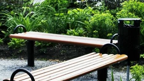 Bänkar utan ryggstöd är ingen höjdare om man vill ta igen sig i en park.