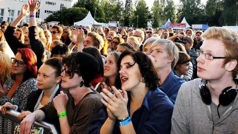 Den unga publiken kunde inte ta sina ögon från göteborgaren Joel Alme, som på ett fint sätt förklarade vad varje låt handlade om och ursäktade sig för att han var nervös.