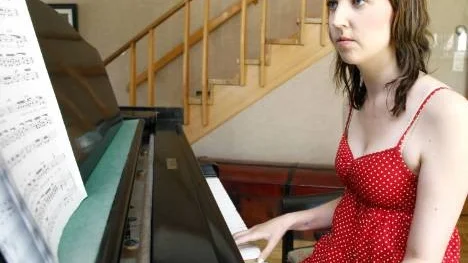 I hemmet i Älvsbyn har Lisa Rut Sandbladh alltid varit omgiven av musik. För ett år sedan tog hon steget och började skriva egna låtar i en genre hon beskriver som "svensk pop med elektroniska inslag".