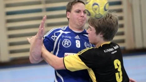 Öjebyns HK var chanslöst i derbyt mot Norrfjärden. Och här tar det tvärstopp för Andreas Simons när Johannes Nilsson kliver fram.