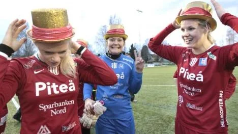 Guldhattarna åkte på efter slutsignalen på LF Arena. Här är det Amanda Höglund, till vänster, målvakten Hanna Vikström och Erika Nilsson-Waara som fått smak för guld.
