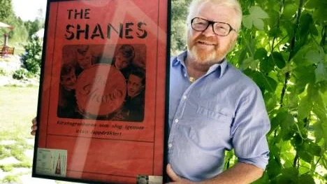 Svante Elfgren med Shanes första affisch någonsin. På den står: "Kirungrabbarna som slog igenom  utan samedräkter". Silas Bäckström erbjöd nämligen bandet ett skivkontrakt om de skulle ha på sig det. Men det gick ju hyffsat även utan samemössan.