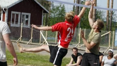 Det blev en stundtals hård kamp vid nätet. Här möter ÄIF:s gäng lag Nordcross.