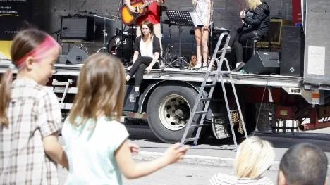 Först ut i minifestivalen var Sommarbandet bestående av Miranda Öhman, Sara Wendt och Ingela Eriksson som har musiken till sommarjobb. Här kompas de av Janne Martinsson, Smäkk och ABF.