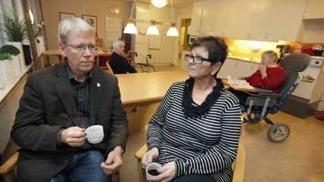 Kommunalrådet Peter Roslund (S) och undersköterskan Elisabet Swills drack en förenande kopp kaffe på Swills arbetsplats Öjagården under gårdagen. De är eniga om att ny lagstiftning behövs, Swills är dock lite orolig för att en sådan skulle missbrukas.