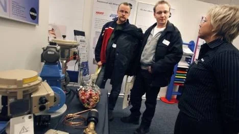 Gunnel Karlson, Samson, berättar om reglerventiler för intresserade duon P-A Persson (till vänster) och Andreas Eriksson, från ÅF Industri i Piteå.