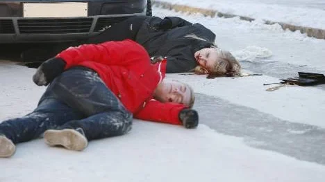 Det var riktigt obehagliga scener som eleverna spelade in i går på Storgatan. Här har Jens Lundbergs och Ann Lundqvists roller just blivit påkörda.