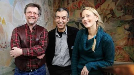 Arrangörerna Dan Engman och Emma Björling flankerar Lars Farago som kom till Pite Folkmusikfestival och delade med sig av sina tankar om svenskheten.