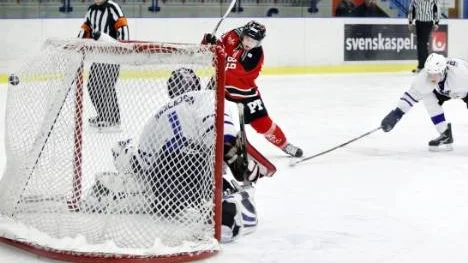 Pang! Patrik Österlund. Piteå, smäller in 6-2 bakom Clemensnäs målvakt. Andra målet för Patrik både under matchen och säsongen.